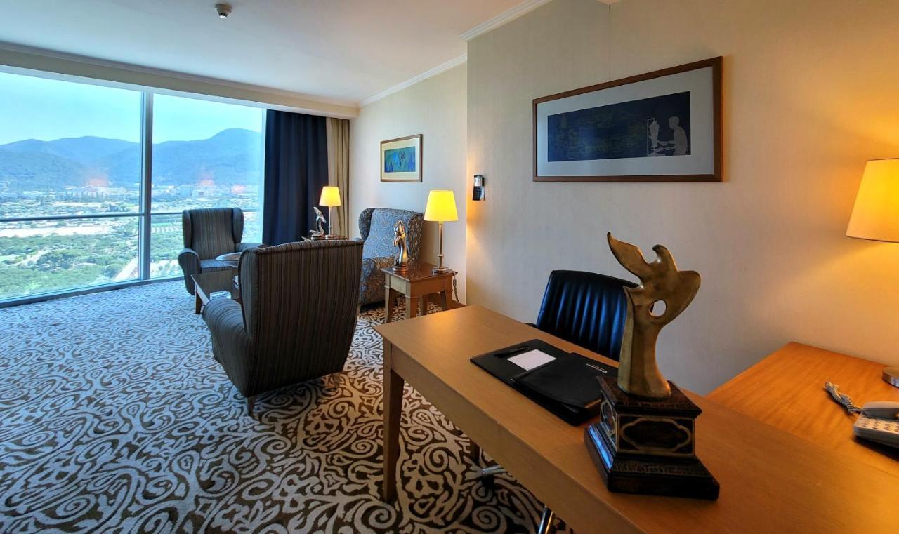 Wyndham Grand Izmir Ozdilek Thermal & Spa Exterior photo A room at the hotel