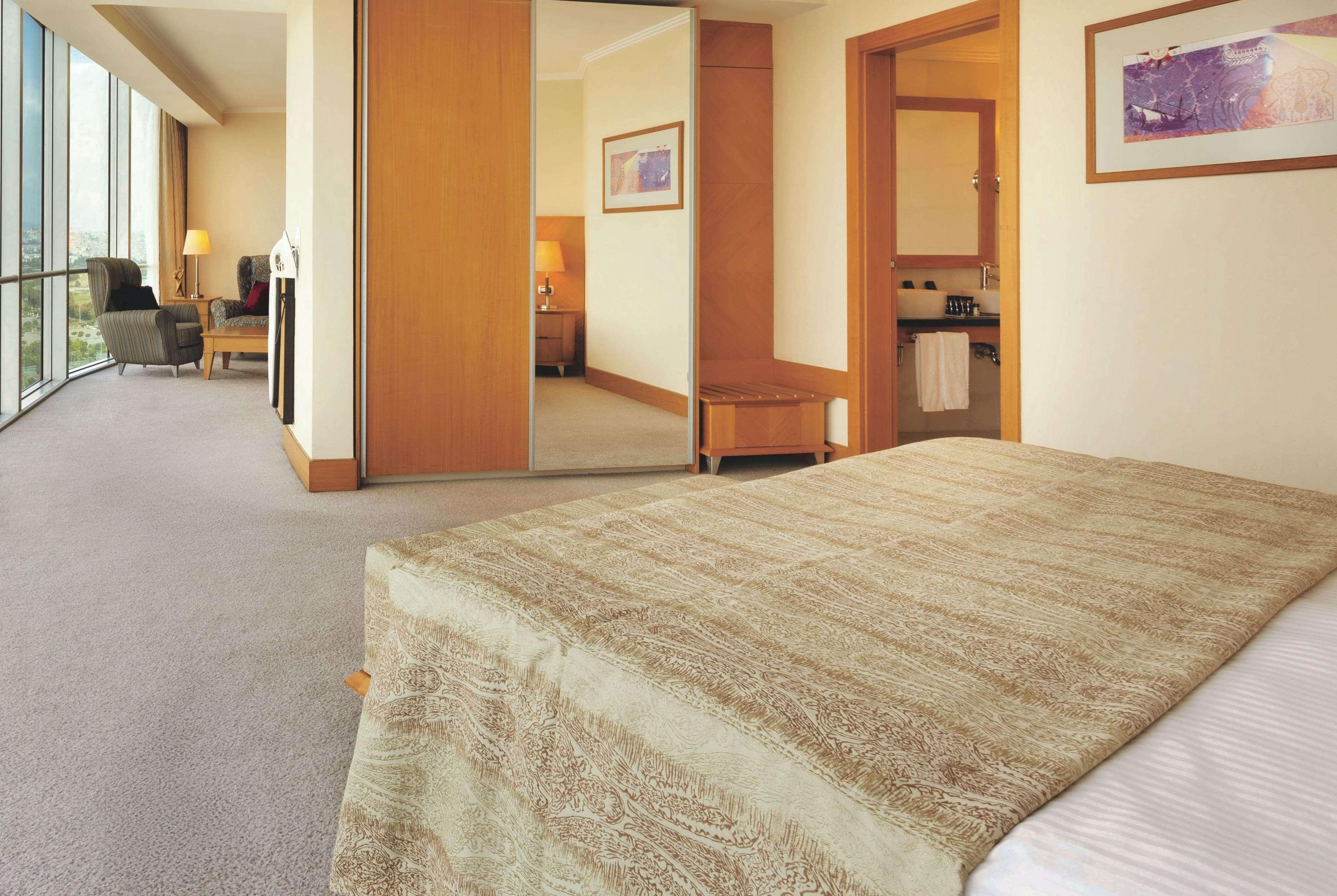Wyndham Grand Izmir Ozdilek Thermal & Spa Exterior photo A bed with a duvet