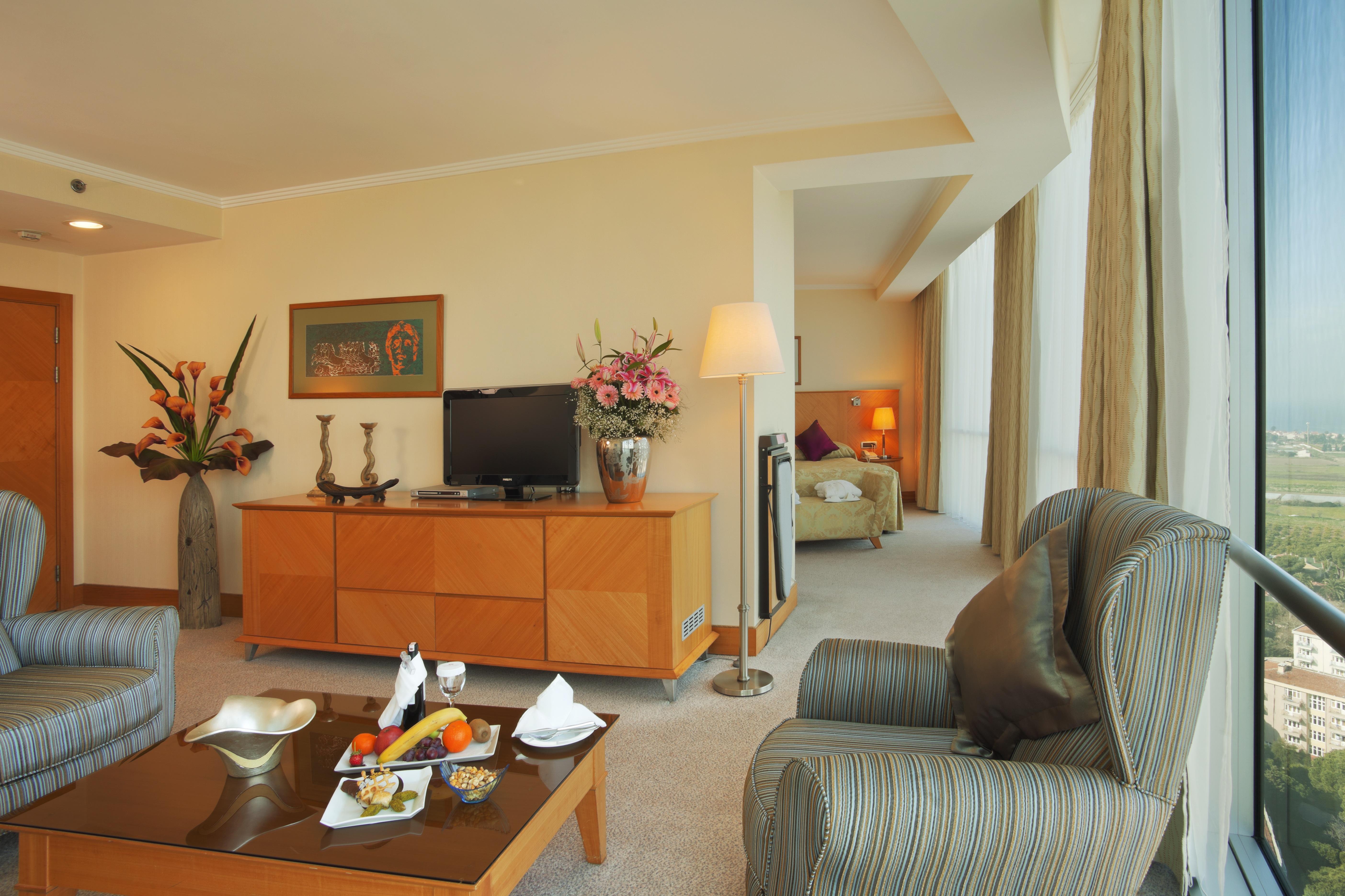 Wyndham Grand Izmir Ozdilek Thermal & Spa Exterior photo A suite at the Grand Hotel