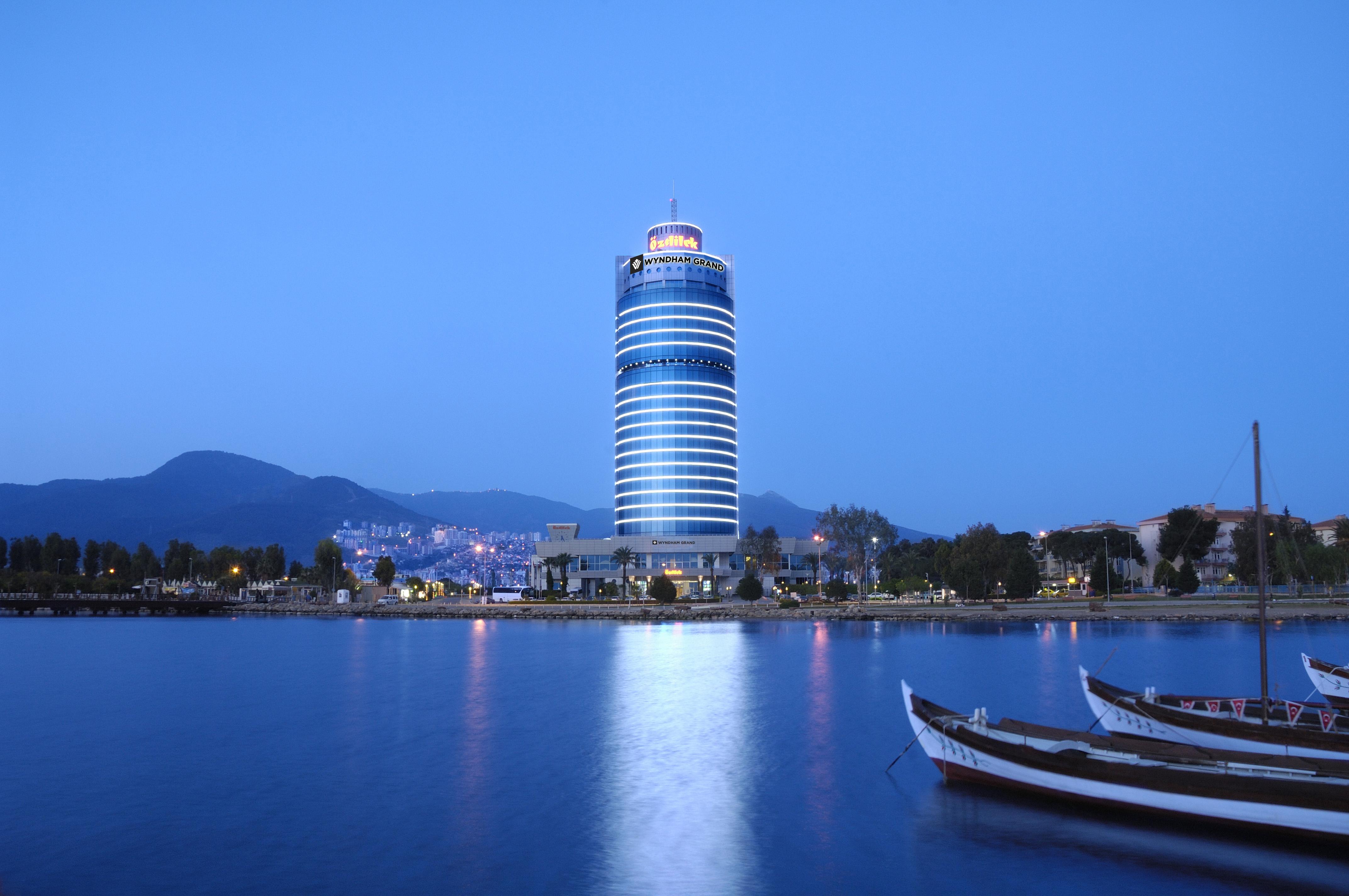 Wyndham Grand Izmir Ozdilek Thermal & Spa Exterior photo Hilton Athens