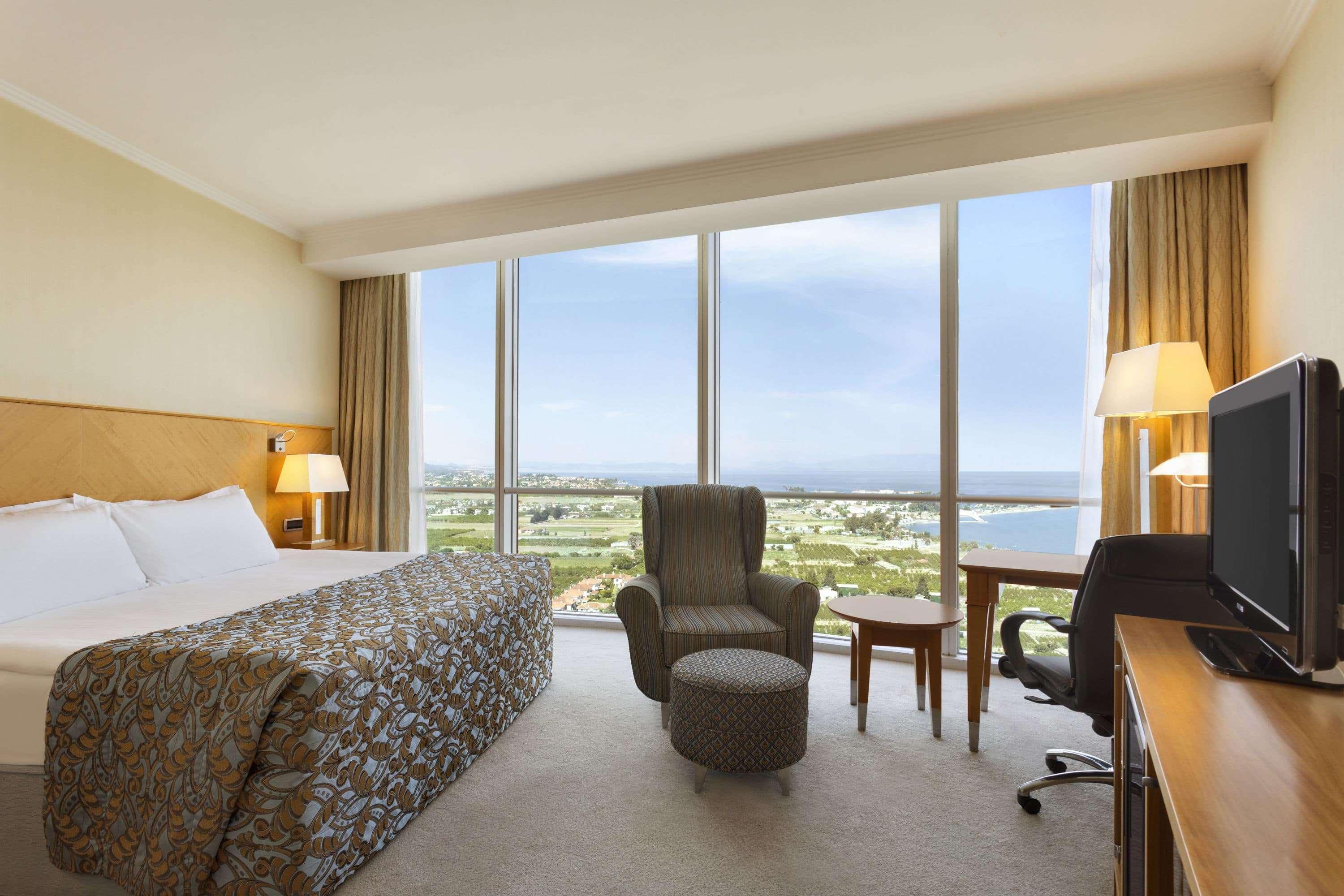 Wyndham Grand Izmir Ozdilek Thermal & Spa Exterior photo A typical guest room at the Hilton San Diego Bayfront
