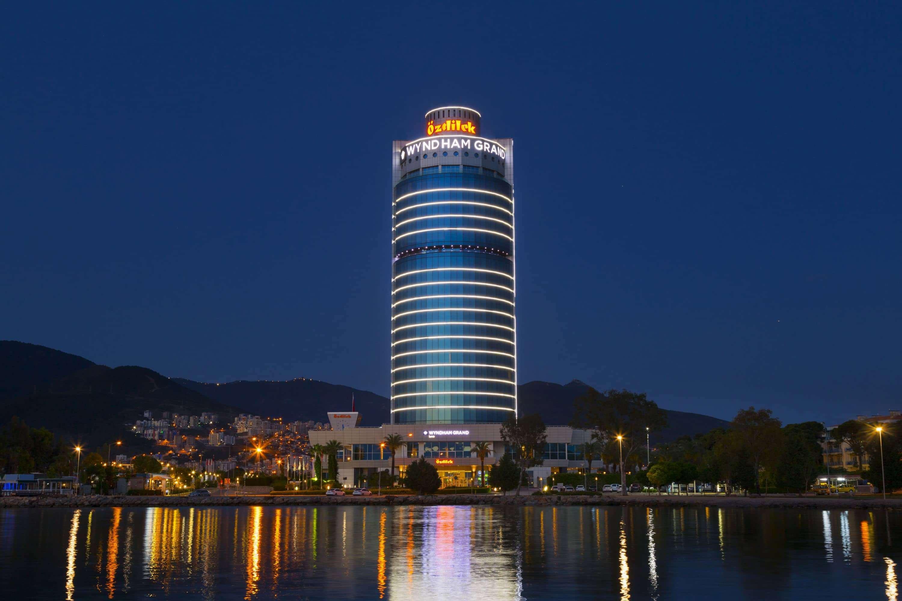 Wyndham Grand Izmir Ozdilek Thermal & Spa Exterior photo Hilton Tirana