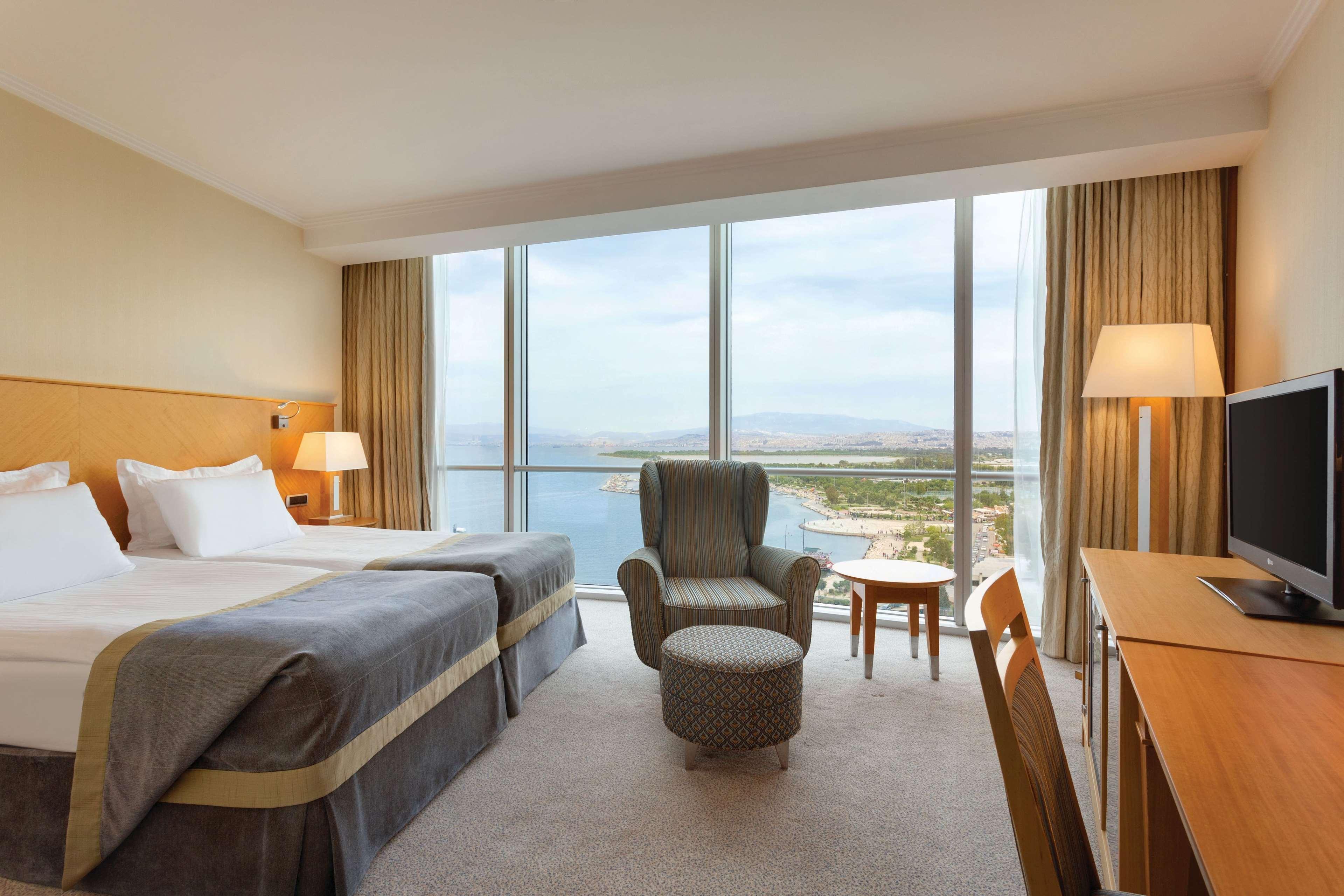 Wyndham Grand Izmir Ozdilek Thermal & Spa Exterior photo A room at the Hilton Athens