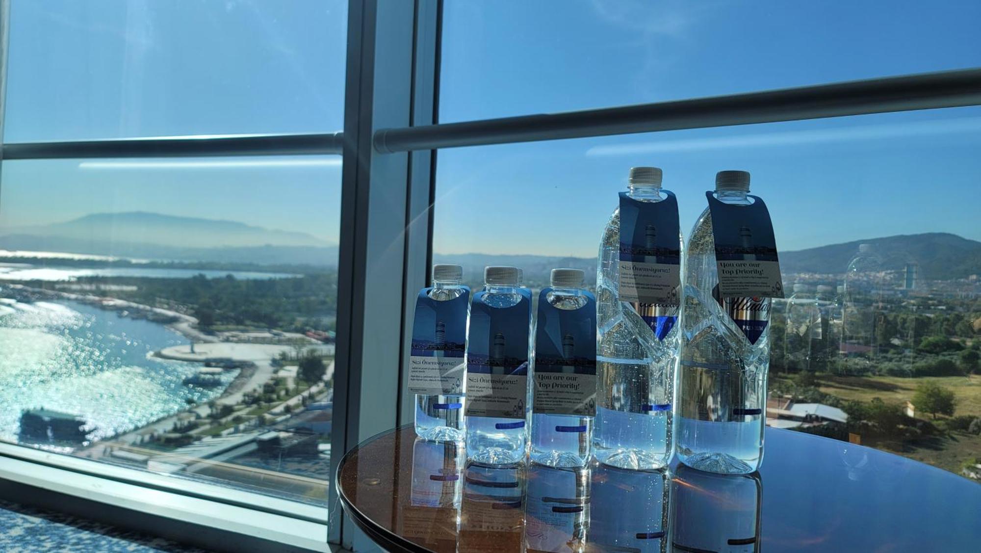 Wyndham Grand Izmir Ozdilek Thermal & Spa Exterior photo Bottled water